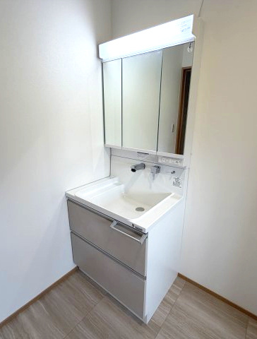 ワイウッドコート前橋市箱田町第9期　1号棟の独立洗面台|シャワー水栓付き洗面台で朝の身支度もバッチリです！
洗面台には収納スペースもあり洗面室もすっきり片付きますよ！