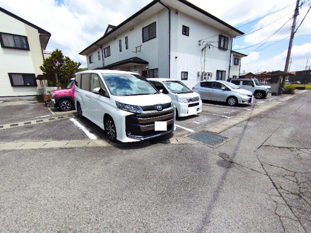 ハイステージルナＢ　の駐車場
