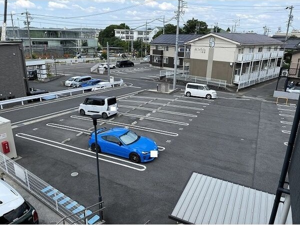 グラン・プラス　　レーヴの駐車場