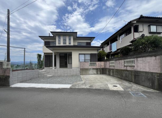 富士市伝法　中古戸建　の前面道路含む現地写真
