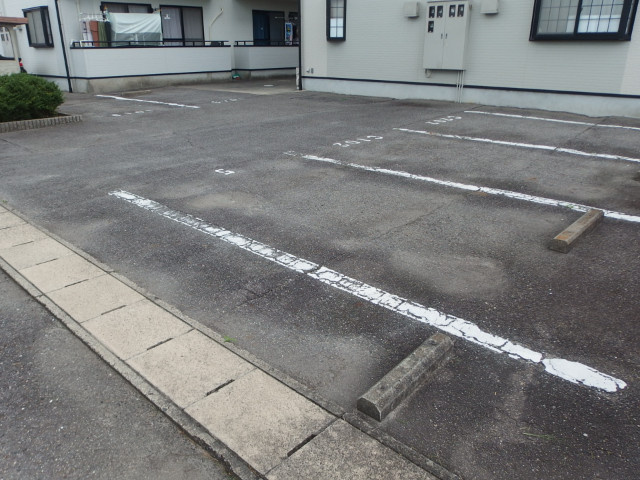 ハイステージルナＣの駐車場