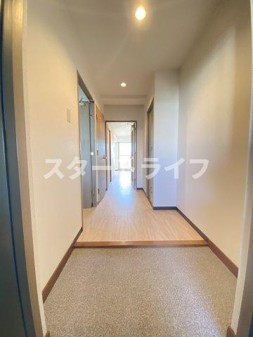 大阪市淀川区東三国６丁目の賃貸マンションの玄関