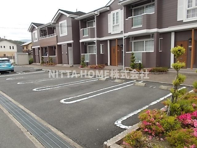 ディモーラAの駐車場|敷地内に駐車場があります◎