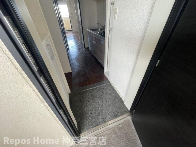 レジュールアッシュ神戸元町の玄関