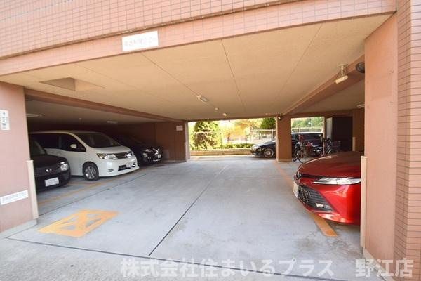グランパレス鶴見の駐車場