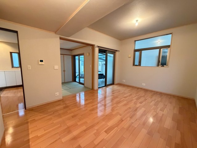 ◆リフォーム済み◆天井高デザイン◆ロフト付き４ＬＤＫ◆床暖房◆宇治市槇島町南落合の居間・リビング|リビング