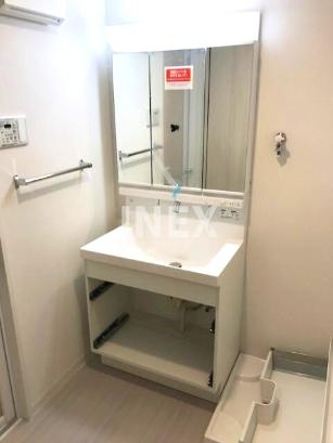 横浜市港北区新横浜３丁目の賃貸マンションの独立洗面台|三面鏡付独立洗面所。