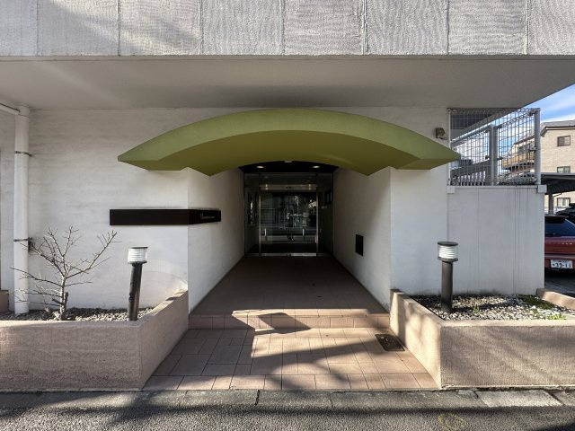川崎市多摩区菅北浦３丁目の賃貸マンションのエントランス