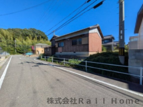 たつの市揖西町南山　中古戸建の前面道路含む現地写真