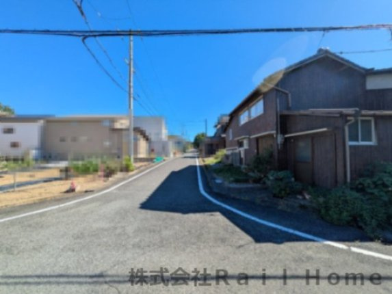 たつの市揖西町南山　中古戸建の前面道路含む現地写真
