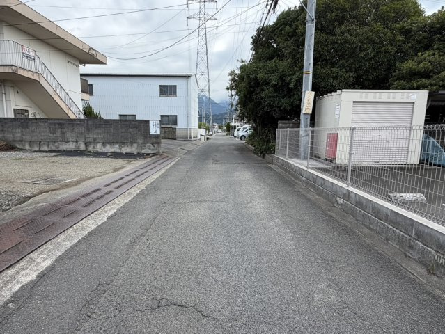 西条市樋之口1-7　売土地の前面道路含む現地写真