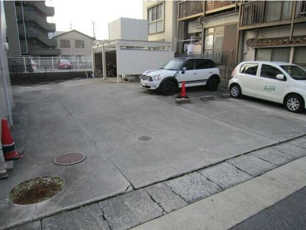 プルミエ瑞穂の駐車場
