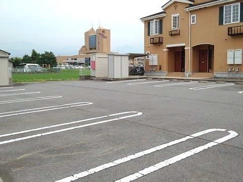 シュシュの駐車場|駐車場があるので、車を買う予定の方も安心です