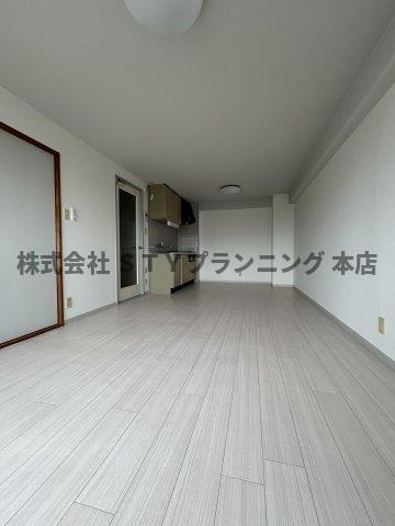 仲介手数料0円！WESTCREEKの居間・リビング