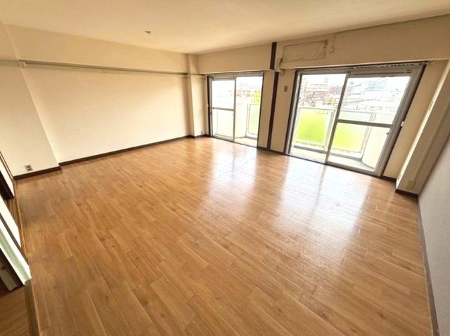 ローズハイツ芦屋の居間・リビング|南向きバルコニーに面し、採光に恵まれた明るい住居
