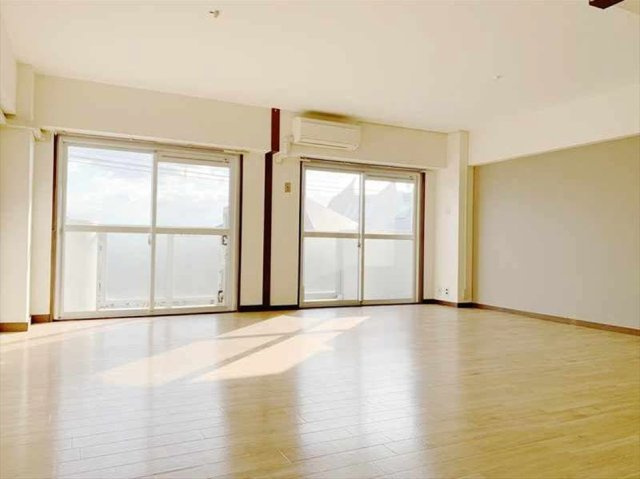 ローズハイツ芦屋の居間・リビング|南向きのリビングではぽかぽかの日差しが感じられるお部屋です。
