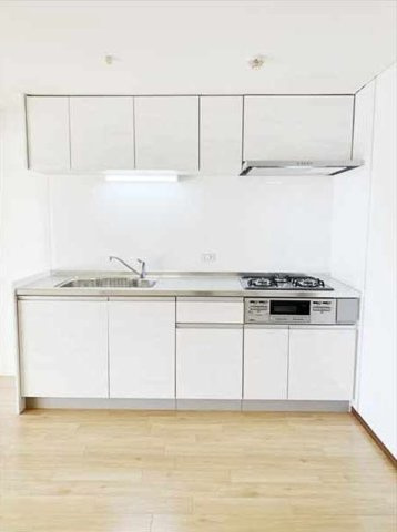 ローズハイツ芦屋のキッチン|収納たっぷりなので調理器具や調味料も出し入れしやすいですね。
