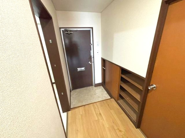 ローズハイツ芦屋の玄関|散らかりがちな玄関もスッキリの玄関収納付
