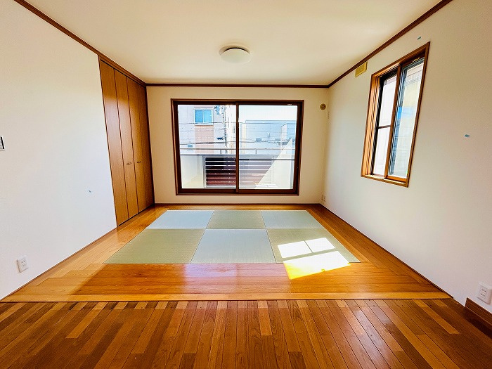 名古屋市港区幸町３丁目の中古一戸建の居間・リビング|◇リビング◇　　南面を含む２面採光で明るいリビング約１８．０帖　畳コーナー完備で家族団らんが楽しめるスペース♪