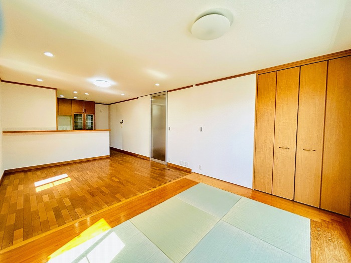 名古屋市港区幸町３丁目の中古一戸建の居間・リビング|◇リビング◇　　南面を含む２面採光で明るいリビング約１８．０帖　対面キッチンでご家族の様子を伺いながら家事ができます♪