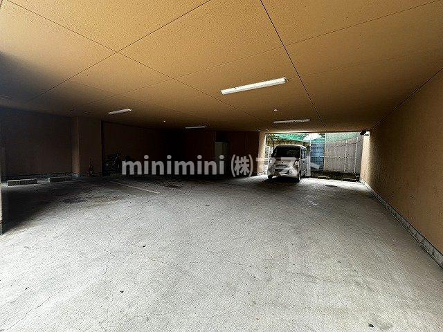 ロイヤルハイツユウナギの駐車場