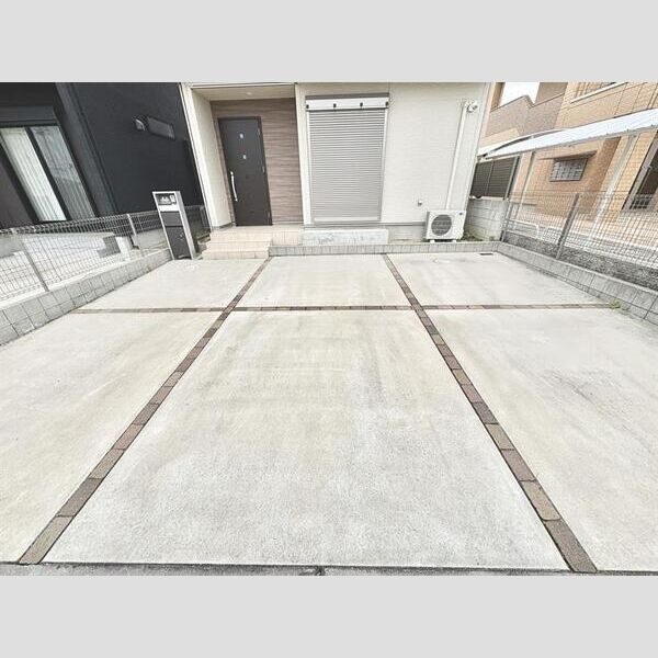 新前田戸建の駐車場