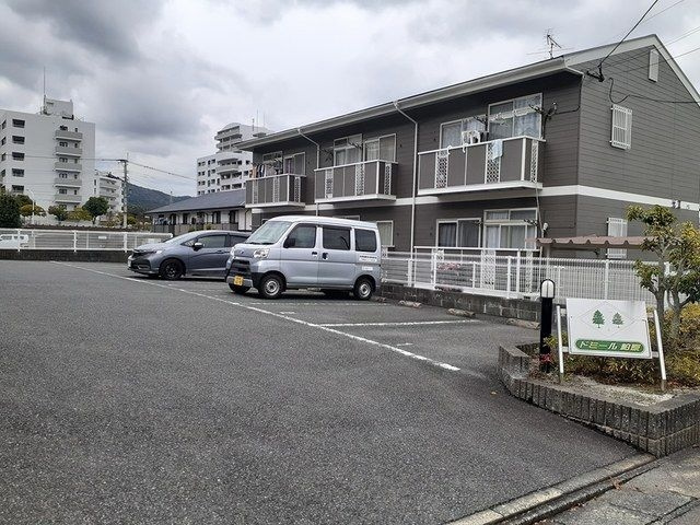 ドミール柏原の駐車場