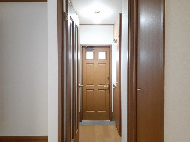 ドミール柏原の玄関