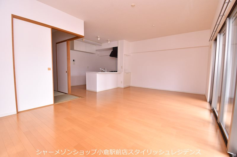 シャトレ大手町N棟の居間・リビング