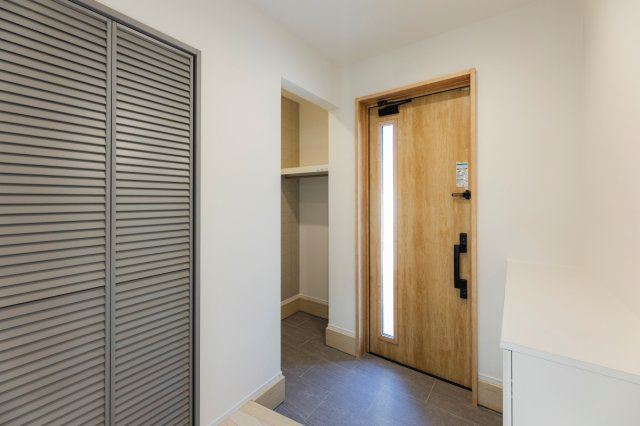 中庭から光が舞い込む、回遊動線の平屋。の玄関