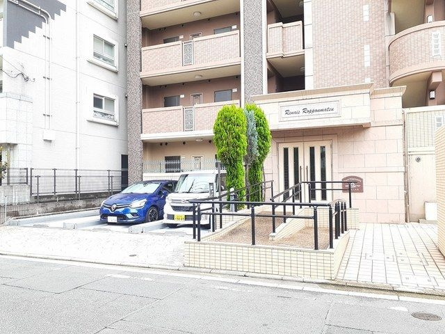 ルネス六本松の駐車場