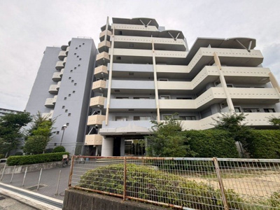 【外観】 | ライフステージ新金岡 | 大阪メトロ御堂筋線「新金岡」駅まで徒歩５分！毎日の通勤や通学に便利ですね！忙しい朝や遅くなった帰宅時にも嬉しいですね！