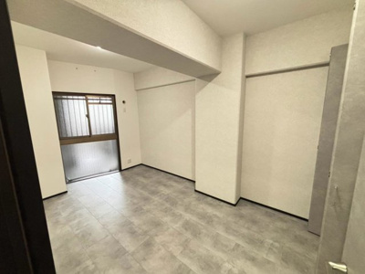 【洋室】 | ライフステージ新金岡 | 【クロス張替え・フローリング貼り】綺麗な室内で部屋が明るく見えて気持ちも明るくなりますね♪