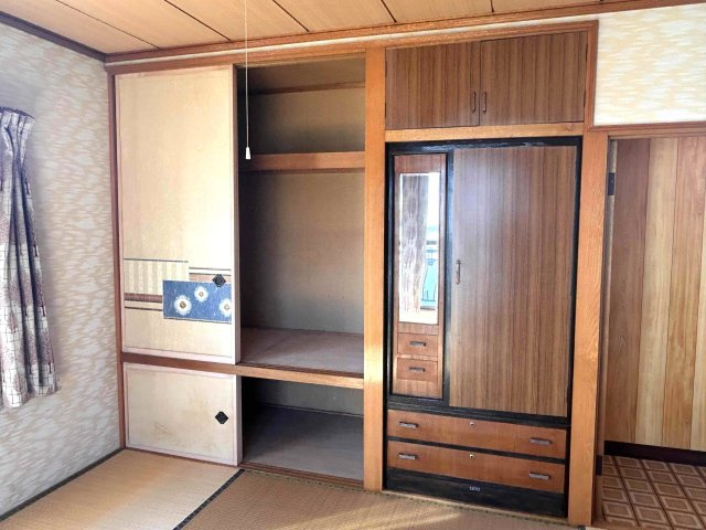 北見市東陵町２８番地５、２８番地２８　中古売家の収納|1階8帖和室収納