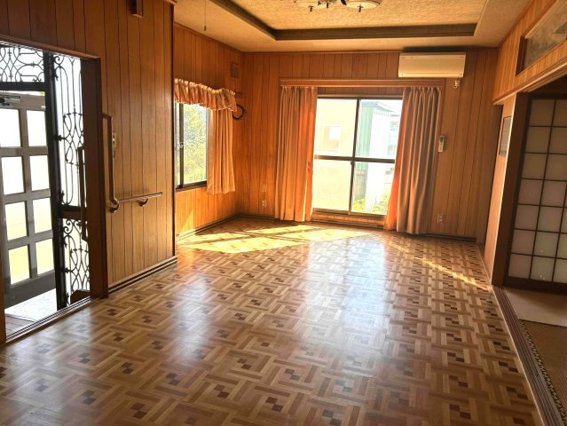北見市東陵町２８番地５、２８番地２８　中古売家の居間・リビング|18.4帖LDK