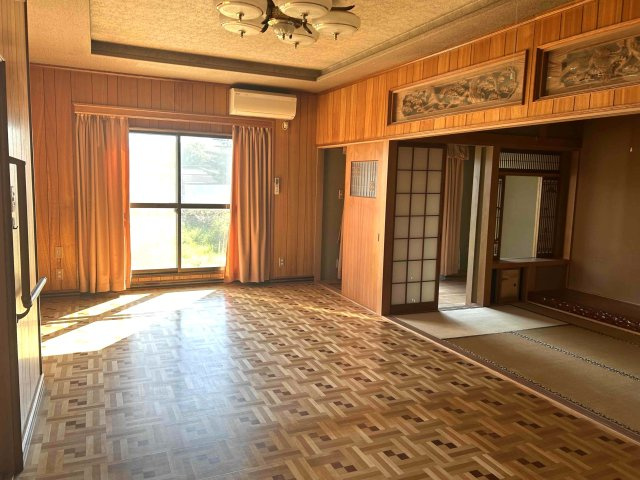 北見市東陵町２８番地５、２８番地１５　中古売家の居間・リビング|18.4帖LDK