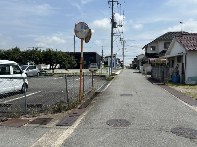 事業用地・駐車場用地の前面道路含む現地写真|前面道路約4ｍ！