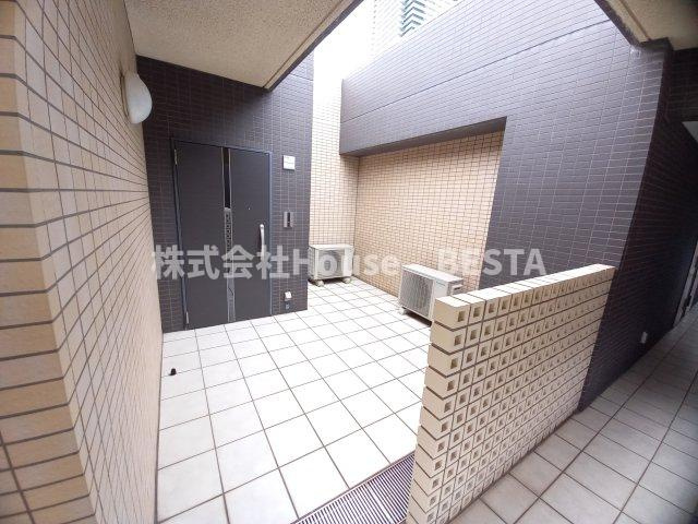 プレジール三ノ宮Ⅲの玄関