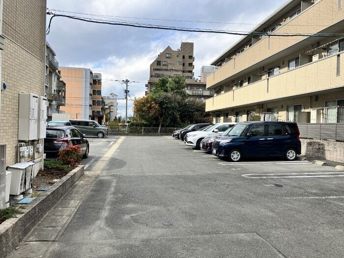 ルミエール国府の駐車場