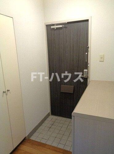テレパレス船橋三咲Ｂ棟の玄関