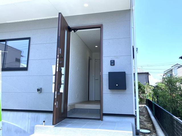 鶴ヶ島市中新田第6　新築戸建の玄関
