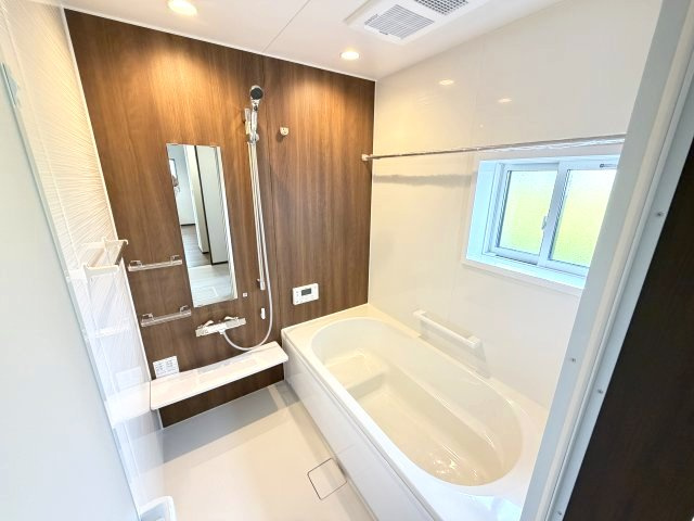 ワイウッドコート前橋市箱田町第9期　2号棟の浴室|１坪タイプのフルオートバスです！
足を延ばして入れる広さなので一日の疲れも癒されますよ♪
室内物干しや浴室乾燥機もあるのでお天気の悪い日にはランドリースペースとしてもご利用できます！