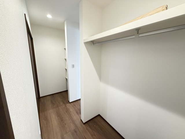 ワイウッドコート前橋市箱田町第9期　2号棟の収納|1階ウオークスルークローゼットは家事動線も考えられた生活便利な間取です