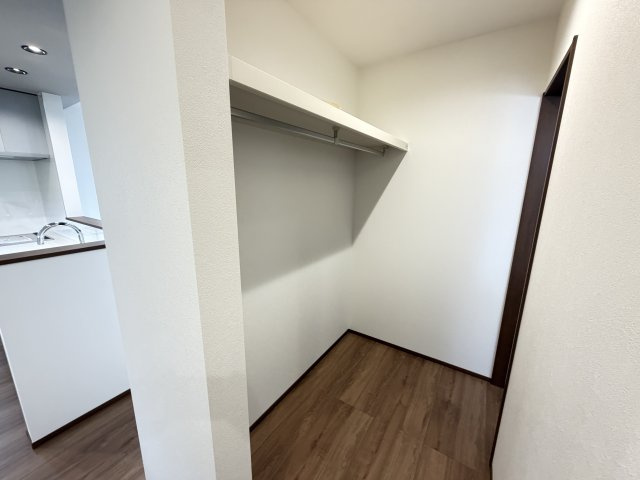 ワイウッドコート前橋市箱田町第9期　2号棟の収納|1階ウオークスルークローゼットです