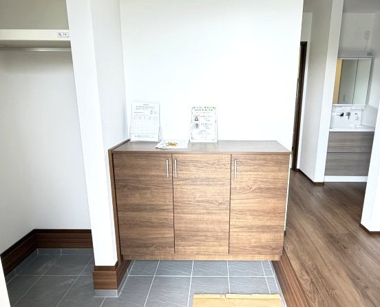 ワイウッドコート前橋市箱田町第9期　2号棟の玄関|収納もある玄関です