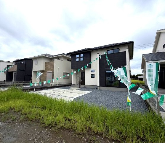 ワイウッドコート前橋市箱田町第9期　2号棟の前面道路含む現地写真