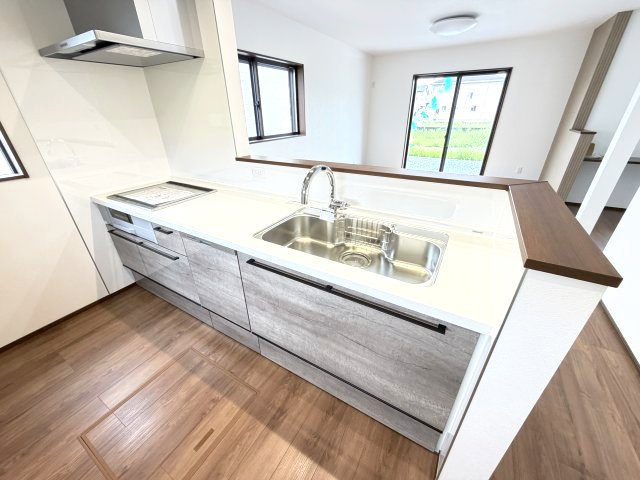 ワイウッドコート前橋市箱田町第9期　2号棟のキッチン|人気のカウンターキッチン採用です☆
IHコンロも３口ご用意しています！調理スペースも広くストレスなくお料理できます。
浄水器つきなので美味しいお水も飲めますよ♪
収納も沢山ご用意しています。