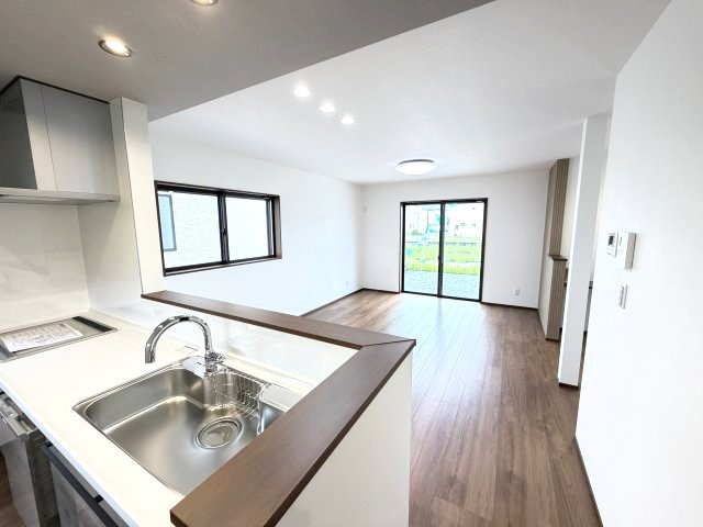 ワイウッドコート前橋市箱田町第9期　2号棟の居間・リビング|カウンターキッチンなのでお料理をしながら会話もできます。
夕食の支度をしながら、お子様の様子も見られて自然と会話も増えますよ♪
