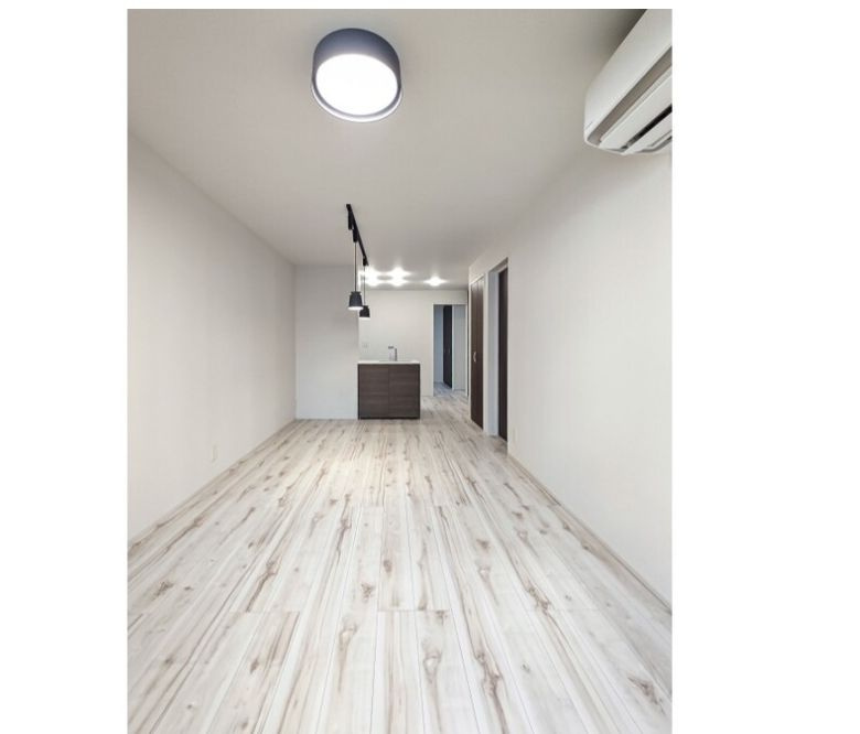 ForestMaisonKOMAGOMENORTHの居間・リビング|こちらの居間で趣味の時間をお楽しみください