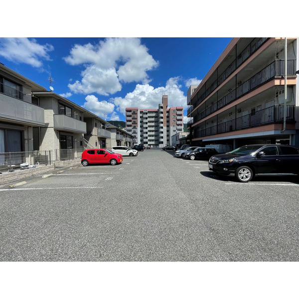 クラヴィエ三萩野Ｅの駐車場